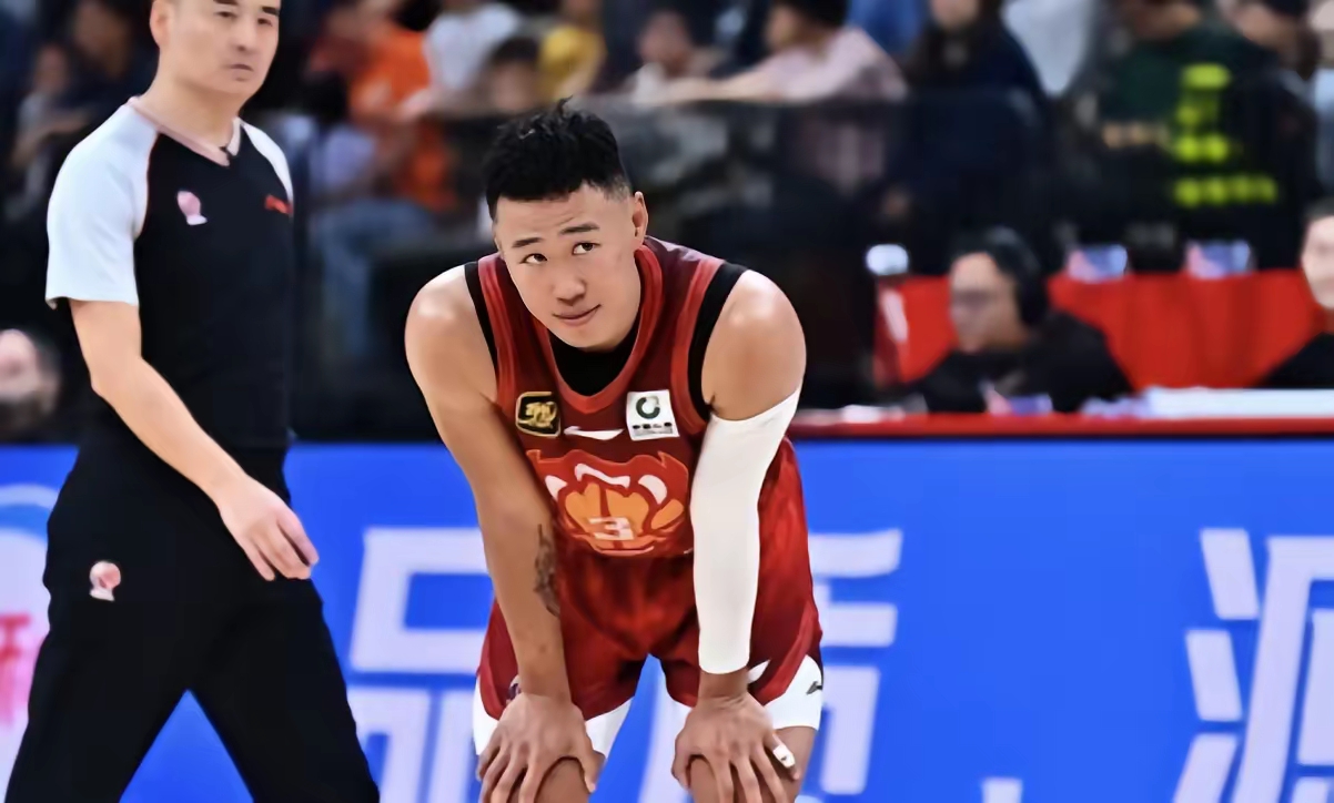 深圳男篮发布备战花絮,赛后刷新队史纪录,荷甲任务艰巨,医务组通报恢复 深圳男篮发布备战花絮,赛后刷新队史纪录,荷甲任务艰巨,医务组通报恢复